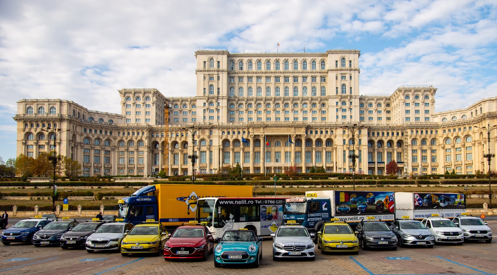 Flota Școlii de Șoferi Nelit în fața Palatului Parlamentului